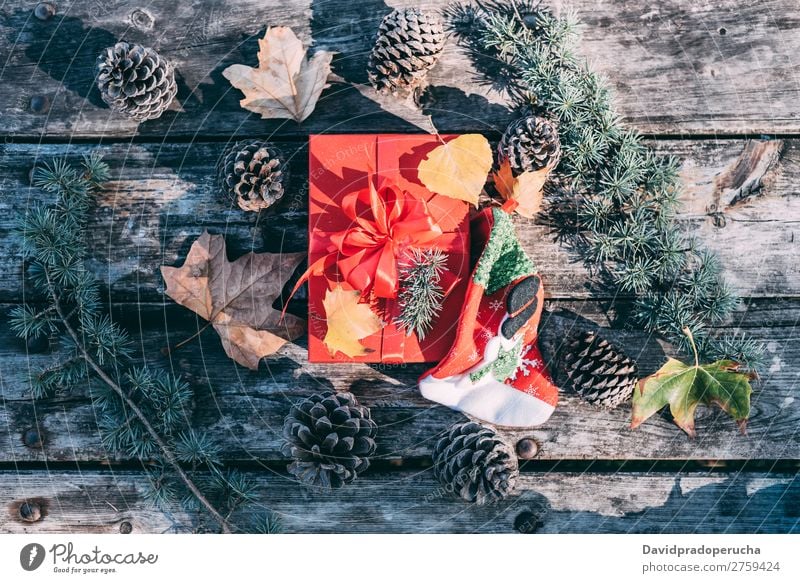 Weihnachtsdekoration in einem Holztisch im Freien Weihnachten & Advent Geschenk Kniestrümpfe Weihnachtsmann Leben Stillleben Hintergrundbild