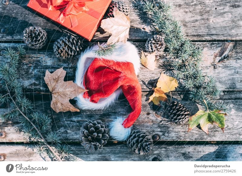 Weihnachtsdekoration in einem Holztisch im Freien Weihnachten & Advent Geschenk Hut Weihnachtsmann Leben Stillleben Hintergrundbild Dekoration & Verzierung