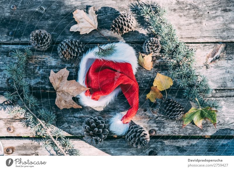 Weihnachtsdekoration in einem Holztisch im Freien Weihnachten & Advent Geschenk Hut Weihnachtsmann Leben Stillleben Hintergrundbild Dekoration & Verzierung