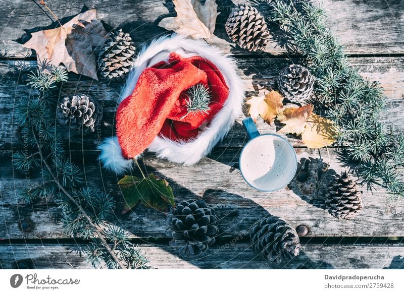 Weihnachtsdekoration in einem Holztisch im Freien Weihnachten & Advent Geschenk Hut Weihnachtsmann Leben Stillleben Kaffee heiß trinken Hintergrundbild