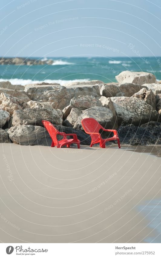 Festsitzen Stuhl Schönes Wetter Wellen Küste Strand Meer Tel Aviv Israel Kunststoff rot untergehen eingesunken Stein Sandstrand fixieren gefangen festhängen