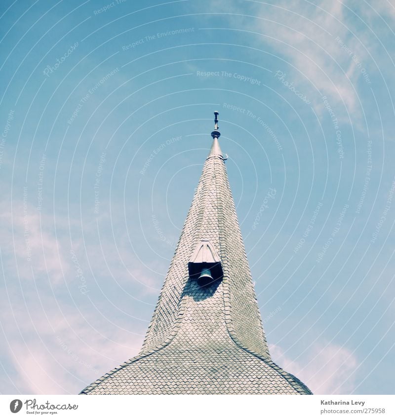 dem Himmel so nah Wolken Schönes Wetter Kirche Turm Gebäude Architektur Dach eckig hell blau grau weiß ruhig Höhenangst Religion & Glaube Ferne Kirchturm