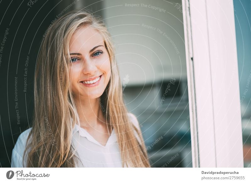 Junge nachdenkliche Frau, die durch das Fenster schaut. blond Jugendliche Fürsorge hübsch Porträt Nahaufnahme Leben heimwärts Glück schön Kaukasier attraktiv