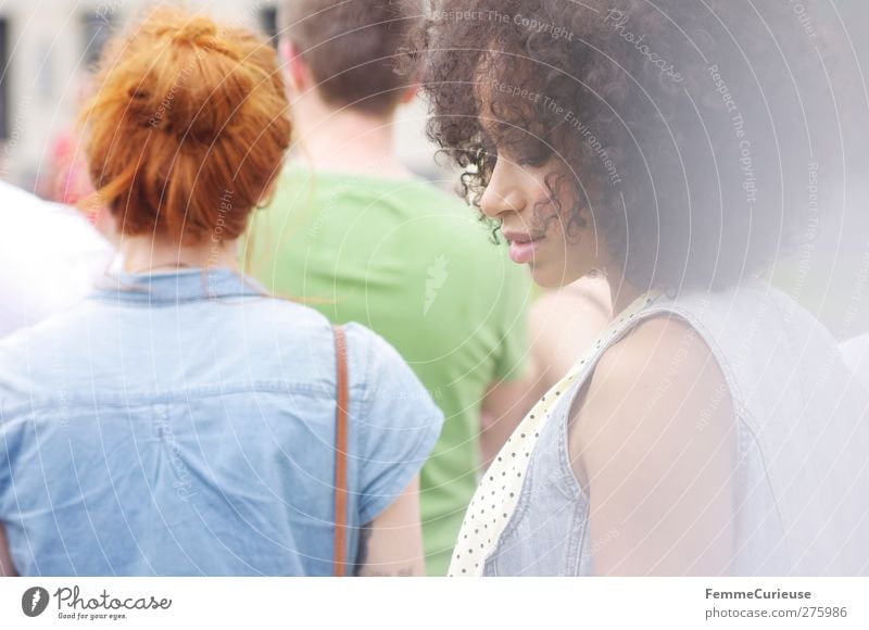 Rot-und Braunschopf. Lifestyle elegant Stil schön Freiheit Sommer Jahrmarkt feminin Junge Frau Jugendliche Erwachsene Haare & Frisuren 1 Mensch Menschenmenge