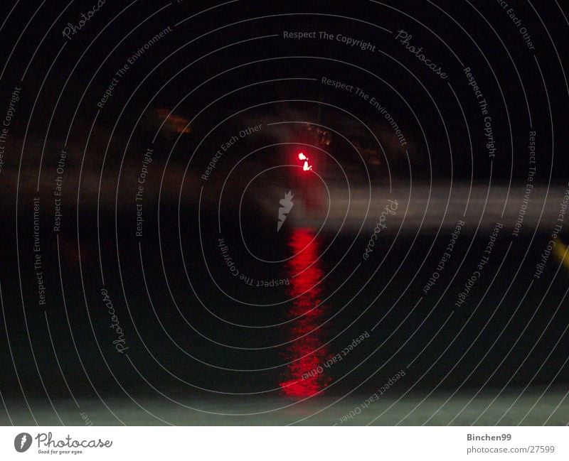 Im Meer Farbenspiel Nacht Strand rot dunkel Wasser Leuchturm