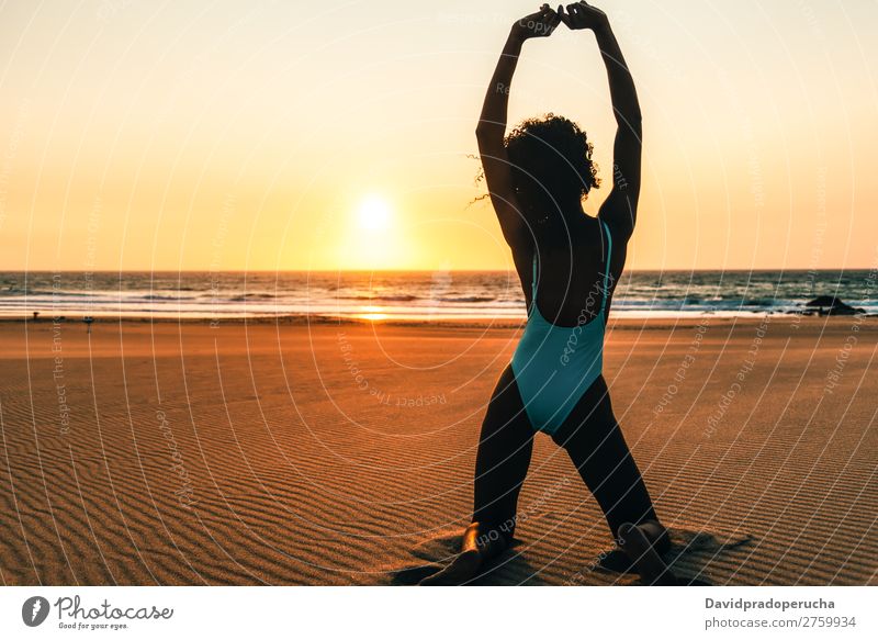 Wunderschöne junge Frau, die auf dem Sand am Strand posiert. Pose Mensch vereinzelt romantisch Meer Sonne Ferien & Urlaub & Reisen Natur Schwimmsport Anzug