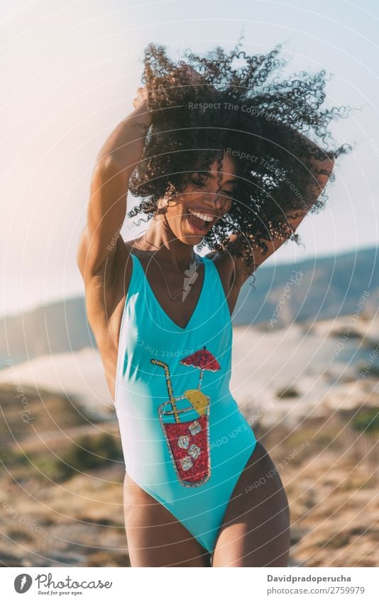 Schöne junge Frau im Bikini in einer Holzsteg am Strand. Schwimmsport Anzug schwarz Brücke Hintergrundbild Küste krause Haare Ausflugsziel Mädchen niedlich