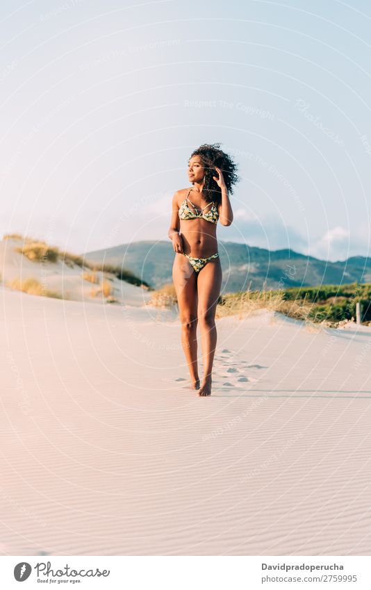 Wunderschöne junge Frau, die auf dem Sand am Strand posiert. Pose Mensch vereinzelt romantisch Meer Sonne Ferien & Urlaub & Reisen Natur Schwimmsport Anzug