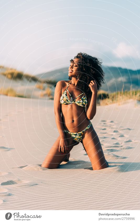 Wunderschöne junge Frau, die auf dem Sand am Strand posiert. Pose Mensch vereinzelt romantisch Meer Sonne Ferien & Urlaub & Reisen Natur Schwimmsport Anzug