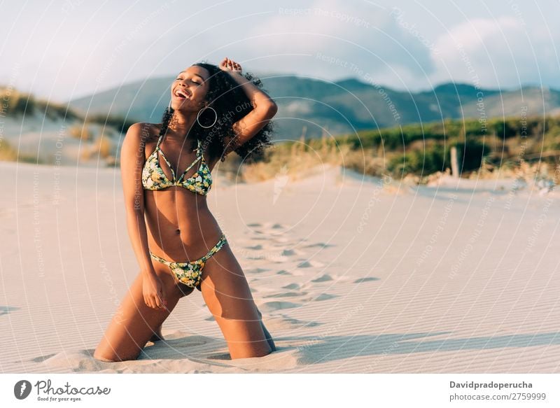 Wunderschöne junge Frau, die auf dem Sand am Strand posiert. Pose Mensch vereinzelt romantisch Meer Sonne Ferien & Urlaub & Reisen Natur Schwimmsport Anzug