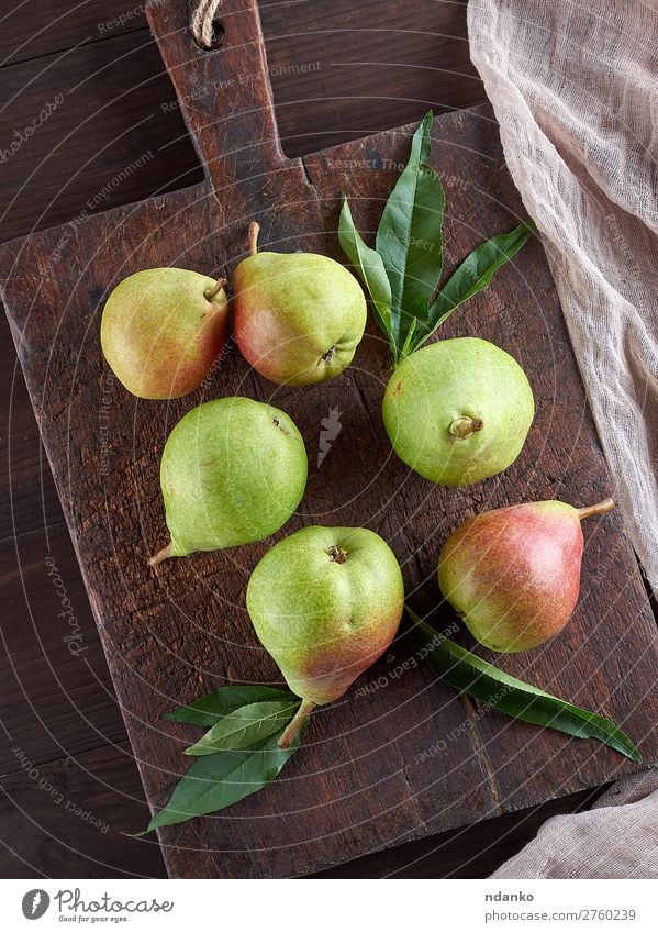 reife grüne Birnen auf einem braunen Holzbrett Frucht Ernährung Vegetarische Ernährung Diät Tisch Essen frisch lecker natürlich saftig Ackerbau Lebensmittel