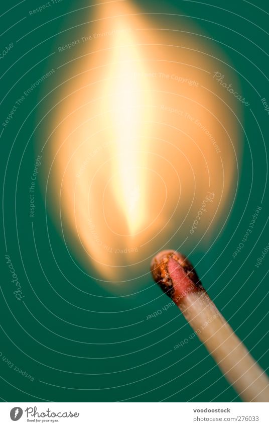 ein Licht anzünden Flamme heizen heiß gelb grün rot Zeit Brandwunde Streichholz Zündholz Treffer aufgeschlagen Kopf Holz orange chemische Reaktion Zündung