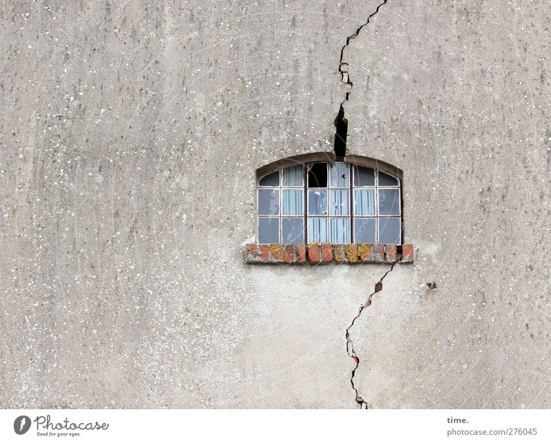 Hiddensee | Inselbeben Haus Bauwerk Gebäude Mauer Wand Fassade Fenster Riss alt bedrohlich eckig kaputt grau Angst Ärger Bewegung Desaster Missgeschick