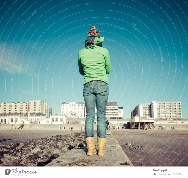 The Girl from Beton Beach feminin 1 Mensch Ferien & Urlaub & Reisen Borkum Strand Frau Rücken Gesäß Stiefel Jeanshose Jacke Betonklotz Strandanlage Nordsee