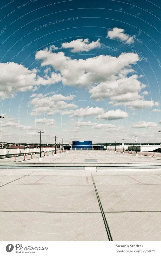 Sonnendeck. Platz Verkehr Verkehrswege Personenverkehr Straße Straßenkreuzung Wege & Pfade bizarr Wolkenhimmel tief Parkplatz Parkdeck Ausfahrt Laterne