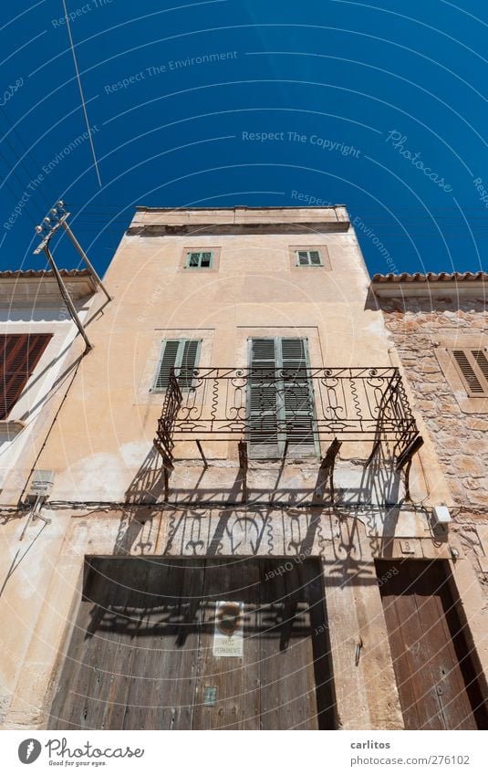 Urlaub auf Balkonien ... Wolkenloser Himmel Sommer Altstadt Haus Gebäude Mauer Wand Fassade Fenster alt blau braun Kabel Geländer Schmiedeeisen