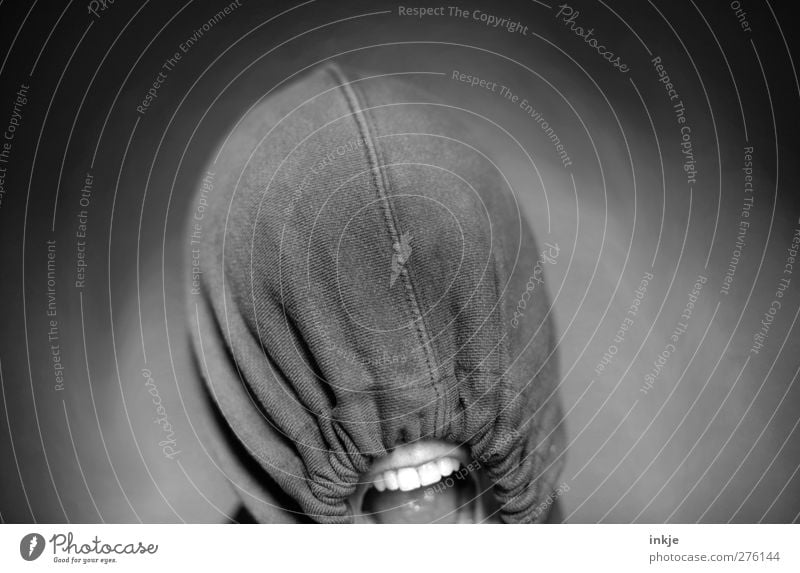 Es will doch nur spielen...! Leben Kopf Mund Zähne 1 Mensch Nebel Kapuze schreien Aggression gruselig wild Gefühle Stimmung Angst Entsetzen verstört Wut