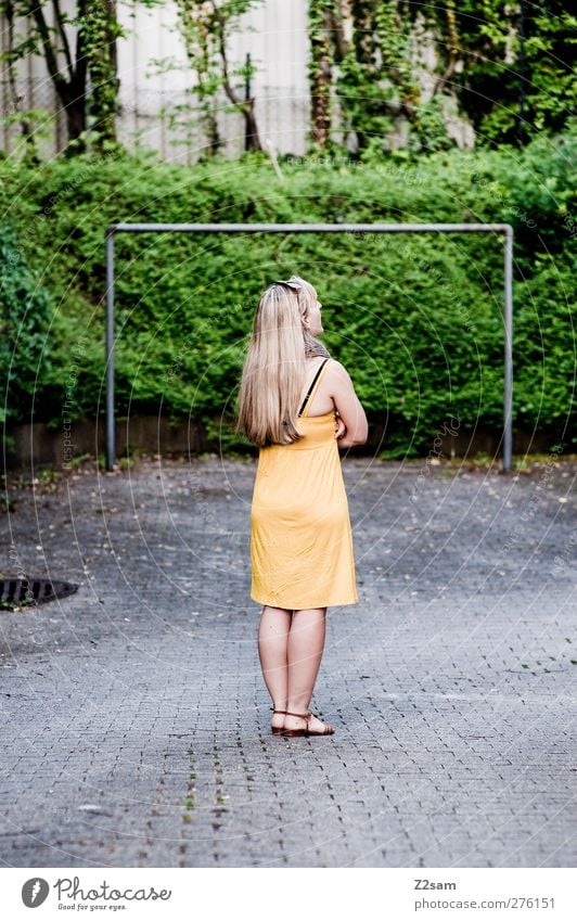 TOR! Mensch feminin Junge Frau Jugendliche 1 18-30 Jahre Erwachsene Natur Landschaft Sommer Sträucher Kleid Sonnenbrille Sandale beobachten entdecken stehen