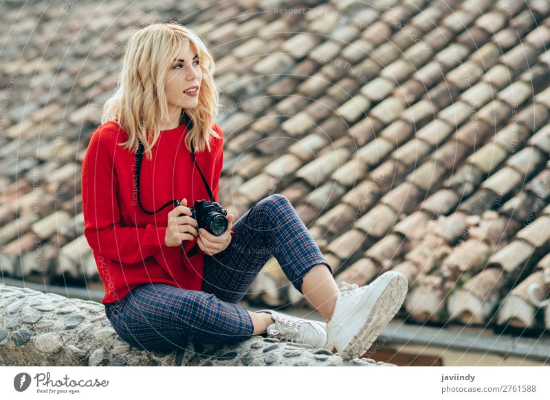 Frau fotografiert mit einer alten Kamera Lifestyle Stil Glück schön Haare & Frisuren Freizeit & Hobby Ferien & Urlaub & Reisen Tourismus Fotokamera Mensch