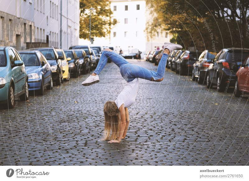 junge Frau macht Handstand mitten auf der Straße Lifestyle Freude sportlich Leben Freizeit & Hobby Sport Fitness Sport-Training Yoga Mensch feminin Mädchen