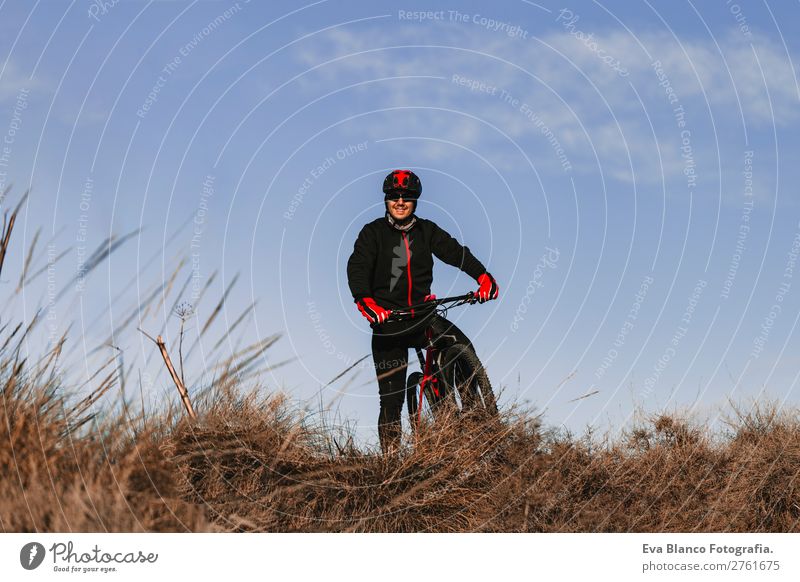 Radfahrer mit dem Fahrrad bei Sonnenuntergang. Sport Lifestyle Erholung Freizeit & Hobby Abenteuer Sommer Berge u. Gebirge Fahrradfahren maskulin Junger Mann