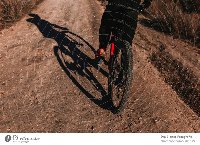 Radfahrer mit dem Fahrrad bei Sonnenuntergang. Sport Lifestyle Erholung Freizeit & Hobby Abenteuer Sommer Berge u. Gebirge Fahrradfahren maskulin Junger Mann