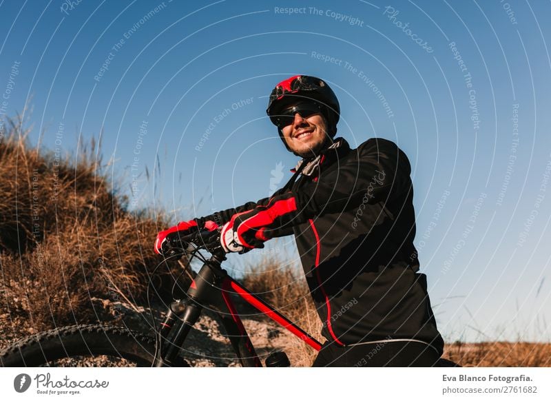 Radfahrer mit dem Fahrrad bei Dunkelheit. Sport Lifestyle Erholung Freizeit & Hobby Abenteuer Sommer Sonne Berge u. Gebirge Fahrradfahren maskulin Junger Mann