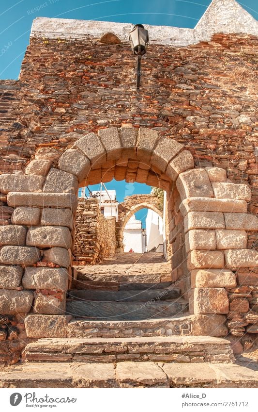 Mittelalterliches Dorf Monsaraz in Alentejo Portugal Ferien & Urlaub & Reisen Europa Kleinstadt Altstadt Burg oder Schloss Tor Mauer Wand Sehenswürdigkeit