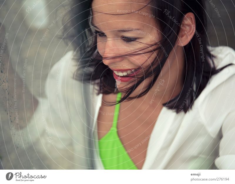 windy feminin Junge Frau Jugendliche 1 Mensch 18-30 Jahre Erwachsene Wind brünett Fröhlichkeit schön lachen Farbfoto Außenaufnahme Tag Schwache Tiefenschärfe