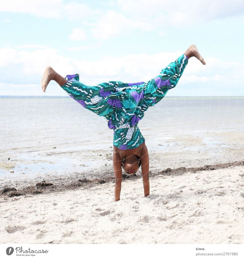 lust for life • Handstand am Sandstrand Sport Fitness Sport-Training feminin Mädchen 1 Mensch Wasser Himmel Horizont Schönes Wetter Küste Ostsee Kleid Barfuß