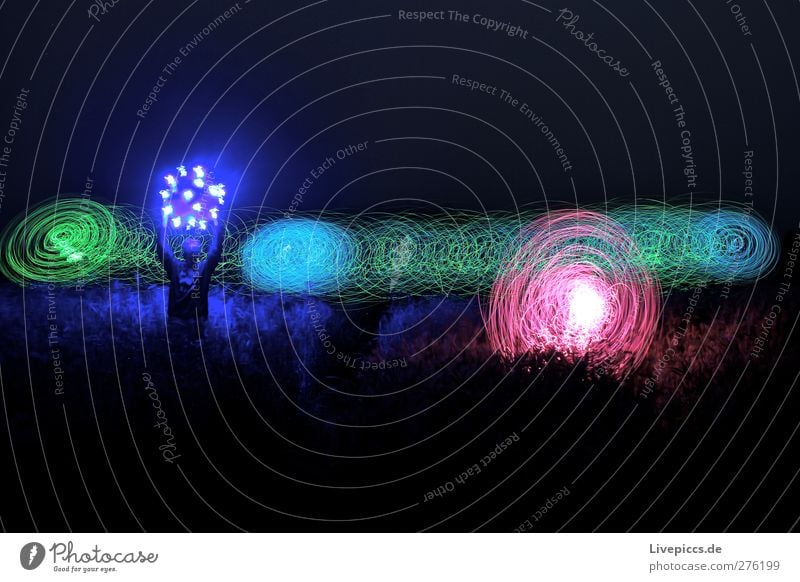 buntes Kornfeld 2 Kunst drehen leuchten blau grün rosa Lichtspiel Farbenspiel Farbfoto Außenaufnahme Experiment Nacht Kunstlicht Lichterscheinung