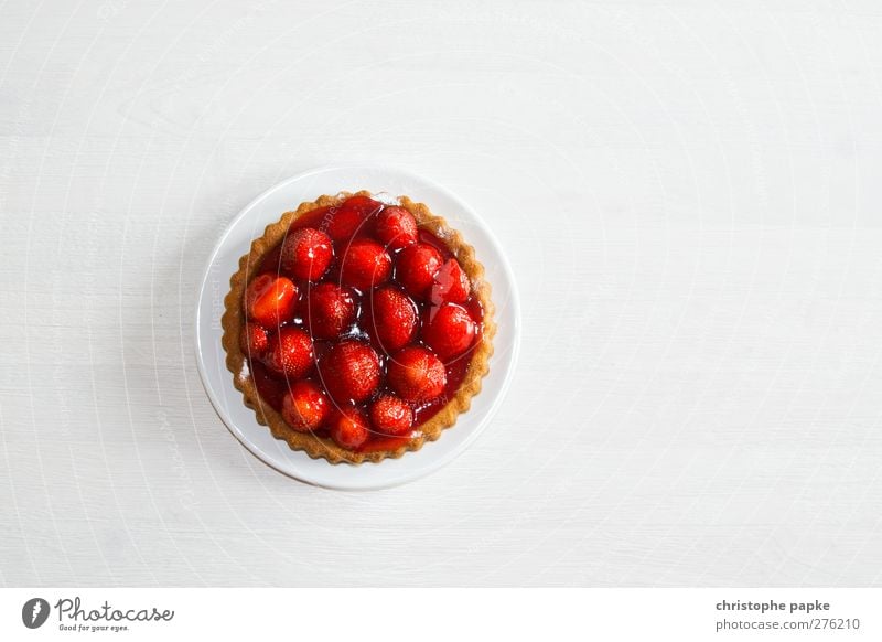 Erdbeerkuchen auf Tisch Kuchen Torte Backwaren Frucht Erdbeertorte Teigwaren Dessert Lebensmittel Erdbeeren Süßwaren Ernährung Kaffeetrinken Bioprodukte frisch