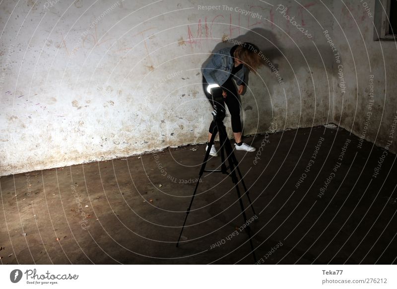 Strobist Fotokamera Werkzeug Mensch Junge Frau Jugendliche 1 18-30 Jahre Erwachsene Industrieanlage Fabrik Kontrolle Konzentration Präzision planen