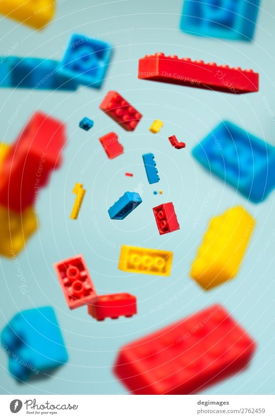 Schwebende geometrische Kunststoffwürfel in der Luft. Bauspielzeug Design Spielen Kind Kindheit Spielzeug Backstein bauen Bewegung blau Farbe Blöcke fliegend