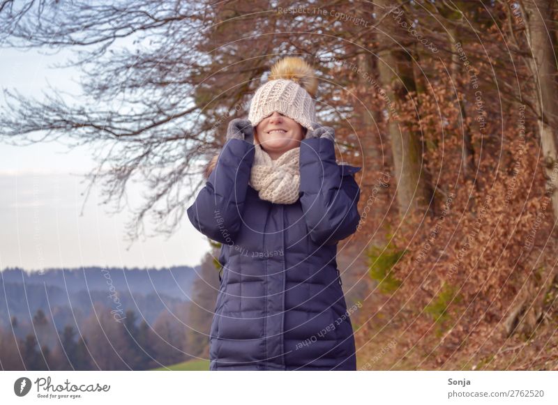 Frau mit Mütze über dem Gesicht Lifestyle Gesundheit harmonisch Wohlgefühl Zufriedenheit feminin Erwachsene Leben 1 Mensch 45-60 Jahre Natur Himmel Baum Mantel