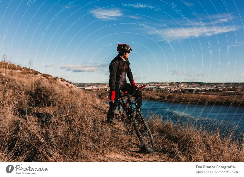 Radfahrer mit dem Fahrrad bei Dunkelheit. Sport Lifestyle Erholung Freizeit & Hobby Abenteuer Sommer Sonne Berge u. Gebirge Fahrradfahren maskulin Junger Mann