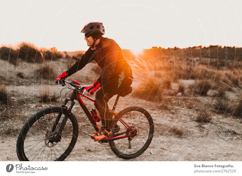 Radfahrer mit dem Fahrrad bei Sonnenuntergang. Sport Lifestyle Erholung Freizeit & Hobby Abenteuer Sommer Berge u. Gebirge Fahrradfahren maskulin Junger Mann