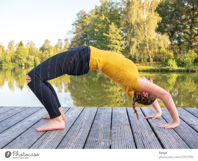 Junge Frau macht eine Brücke am See Lifestyle sportlich Fitness Wohlgefühl Sommer Sport-Training feminin Jugendliche Leben 1 Mensch 18-30 Jahre Erwachsene Natur