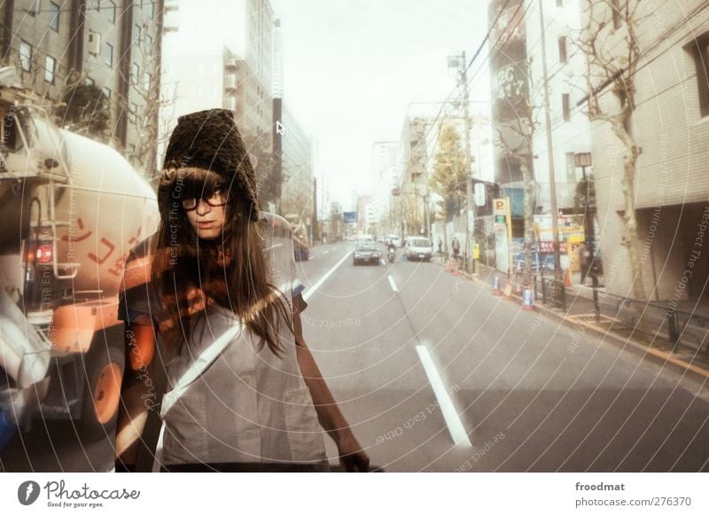 streetview Mensch feminin Junge Frau Jugendliche Erwachsene Verkehr Verkehrswege Mütze blond langhaarig nerdig trashig Mut Neugier Interesse Sehnsucht Heimweh