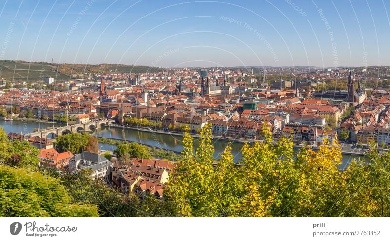 Wuerzburg in Bavaria Haus Kultur Herbst Bach Fluss Stadt Dom Brücke Gebäude Architektur Dach alt historisch Tradition Würzburg Bayern Franken deutschland