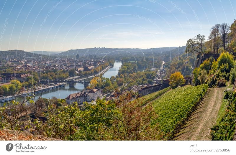 Wuerzburg in Bavaria Haus Kultur Herbst Hügel Bach Fluss Stadt Brücke Gebäude Architektur Dach alt historisch Tradition Würzburg Bayern Franken deutschland