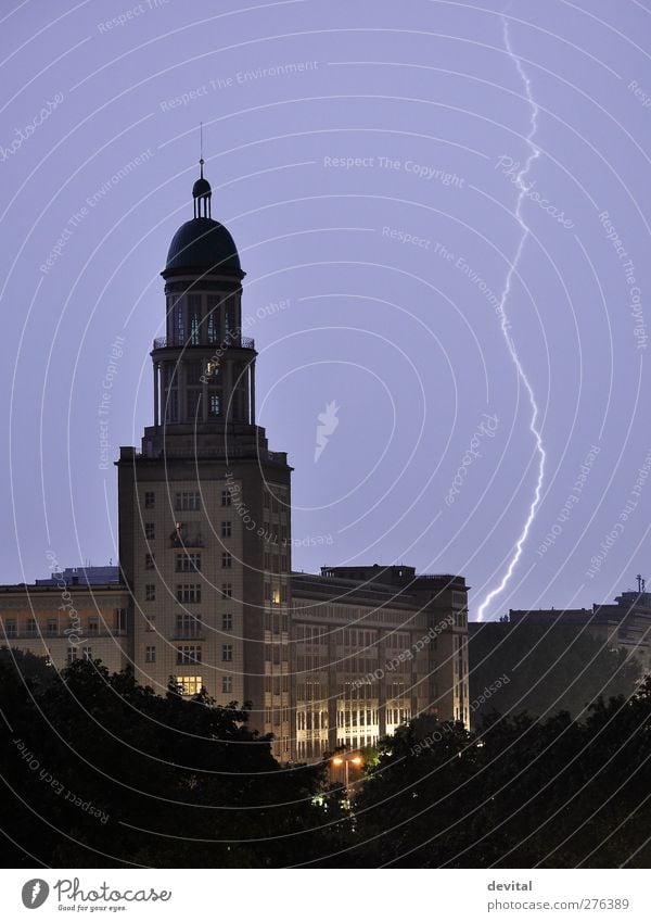 Gewitter Sommer Klimawandel Blitze Berlin Stadt Haus Hochhaus Turm Bauwerk Gebäude Wahrzeichen Denkmal Frankfurter Tor violett Blitzschlag Farbfoto