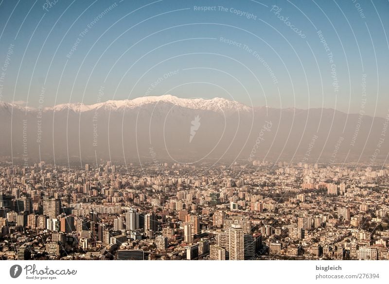 Santiago de Chile Himmel Winter Berge u. Gebirge Anden Gipfel Schneebedeckte Gipfel Südamerika Hauptstadt Skyline Hochhaus blau braun grau weiß Farbfoto