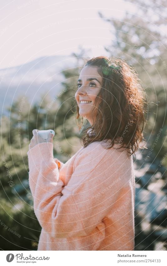 Das brünette Mädchen lächelt glücklich, als sie eine Flasche Wasser holt. Lifestyle Glück schön Erholung Ferien & Urlaub & Reisen Tourismus Ausflug Abenteuer