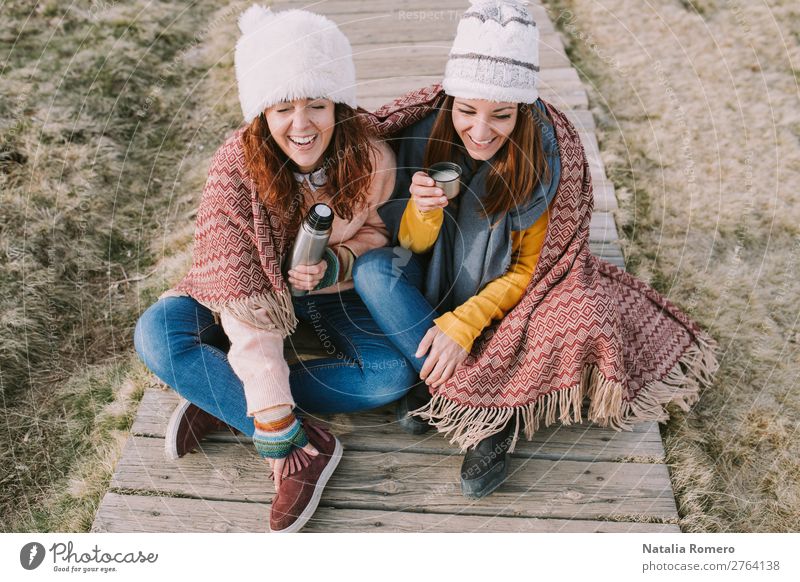 zwei Freunde haben einen Anfall von Lachen, während sie Brühe trinken. Kaffee Tee Lifestyle Stil Freude Glück schön Erholung Freizeit & Hobby