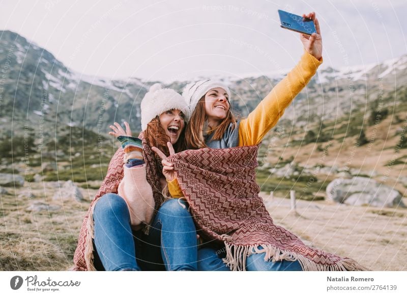 zwei Mädchen sitzen auf der Wiese und machen ein Foto. Lifestyle Freude Glück schön Ferien & Urlaub & Reisen Tourismus Abenteuer Freiheit Berge u. Gebirge