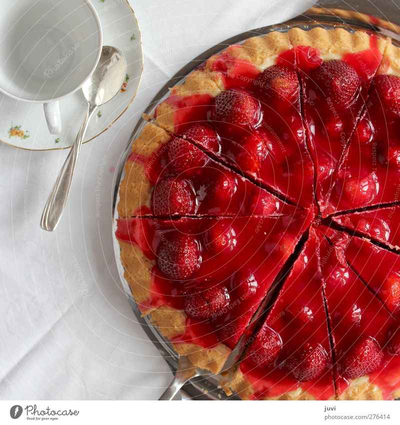 Magst'n Stück Erdbeertorte? Lebensmittel Frucht Kuchen Ernährung Kaffeetrinken Geschirr Tasse Löffel lecker rot weiß Erdbeeren selbstgemacht Farbfoto