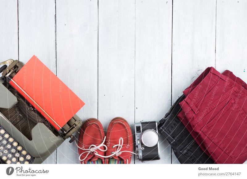 Schreibmaschine, Jeans, Kamera, Schuhe auf dem weißen Schreibtisch Leben Ferien & Urlaub & Reisen Ausflug Tisch Fotokamera Bekleidung Hose Jeanshose Leder