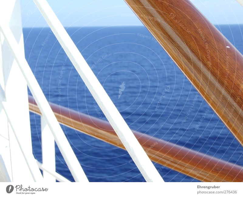 Holz, Stahl und Meer Kreuzfahrt Schifffahrt Passagierschiff Kreuzfahrtschiff Erholung blau braun Fernweh Farbfoto Außenaufnahme Menschenleer Tag Sonnenlicht