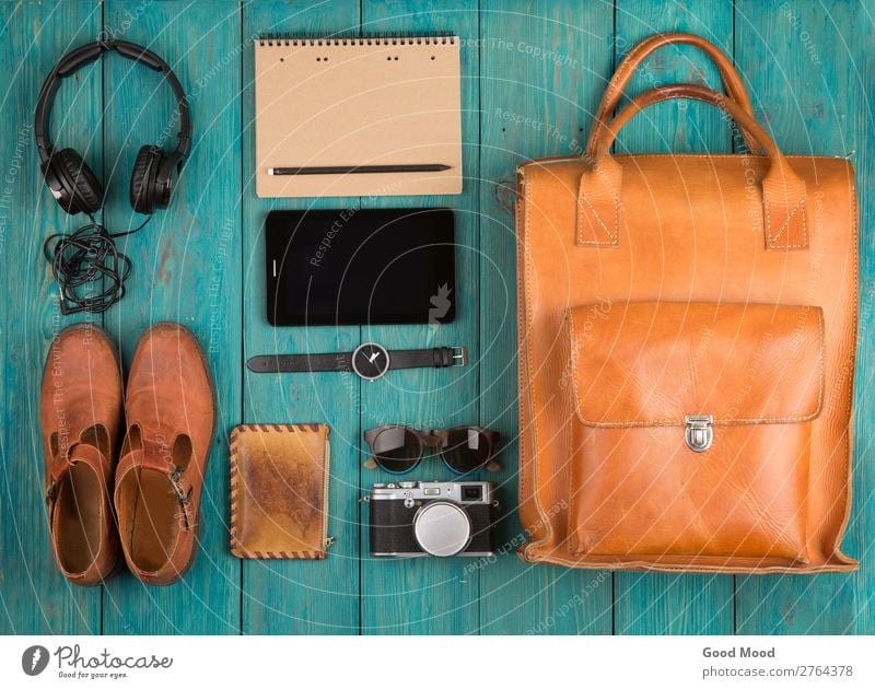 Tablet-PC, Kleidung, Kopfhörer, Kamera, Schuhe, Uhr Ferien & Urlaub & Reisen Ausflug Tisch Computer Fotokamera Bekleidung Leder Accessoire Rudel Holz alt